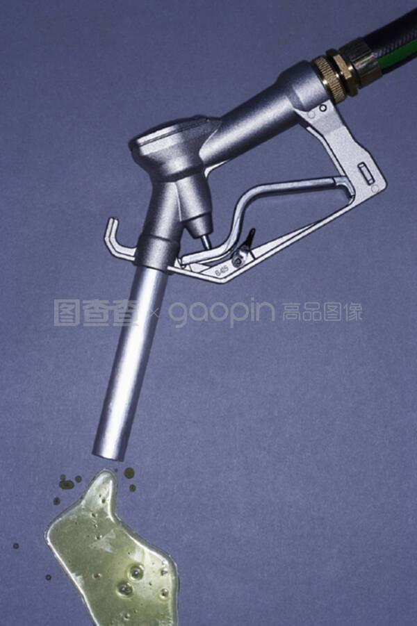 蓝色背景下的汽油泵喷嘴 科技、安全与日常的微观视角